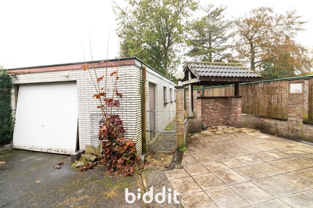Välivaade - Renovatable House with Garage in Hasselt