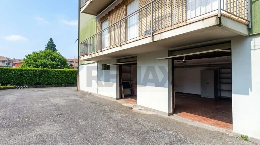 Garage - Warehouse with Electric Gate in Presezzo