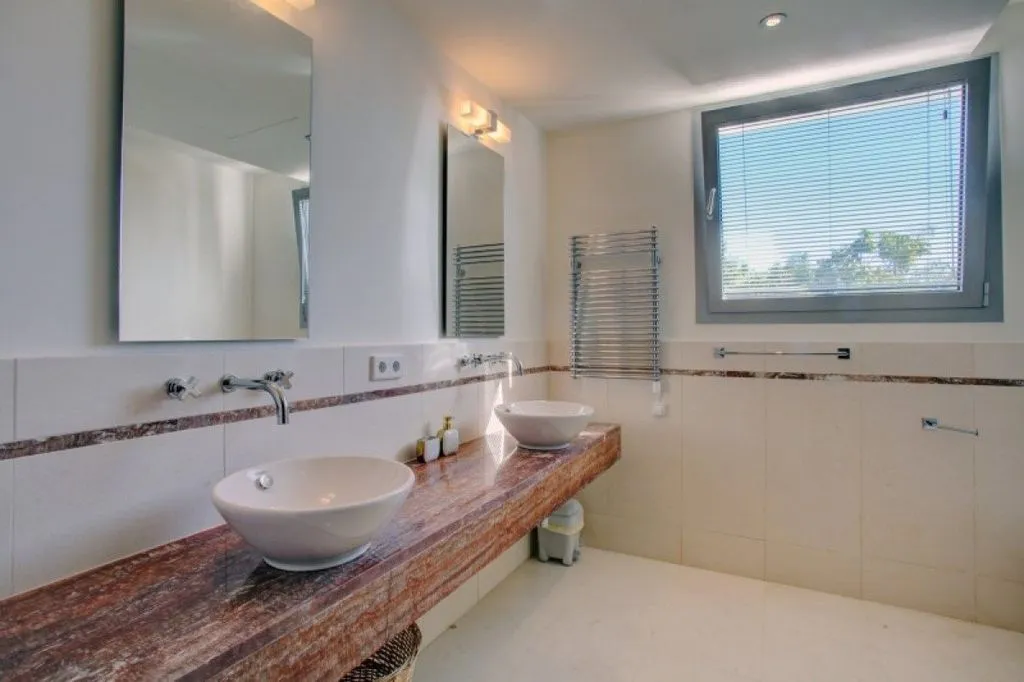 Bathrooms - Semi-Detached Villa with Sea Views in Marbella