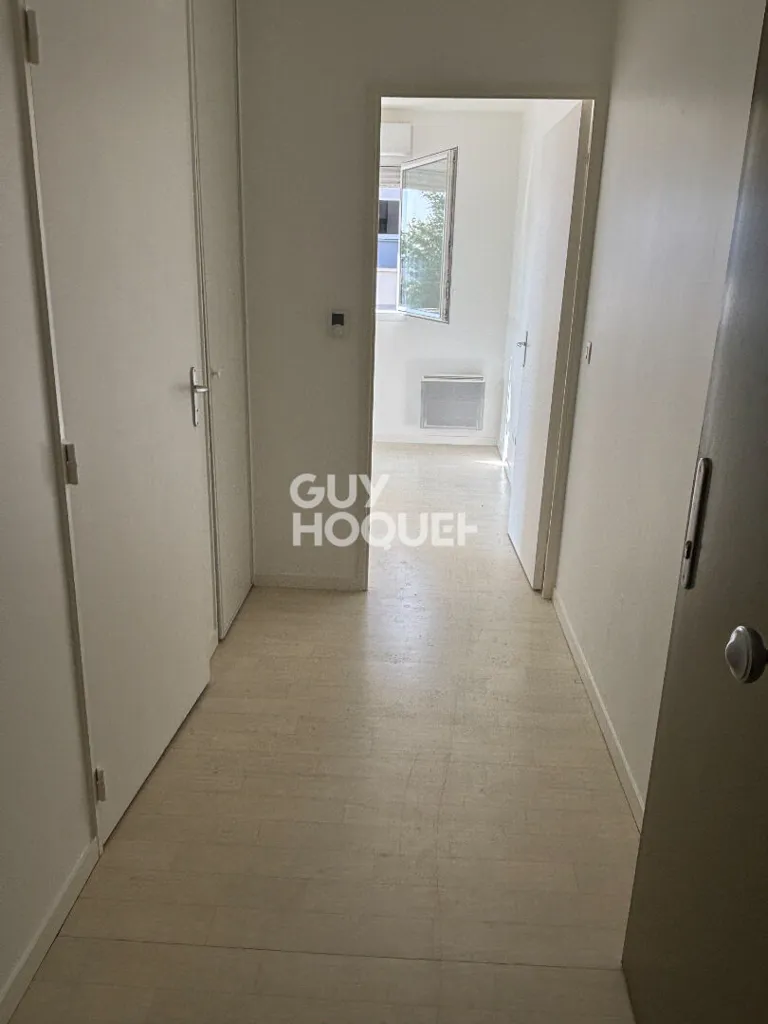 Hallway - 2-Bedroom Flat with Balcony in L’Isle-d’Abeau