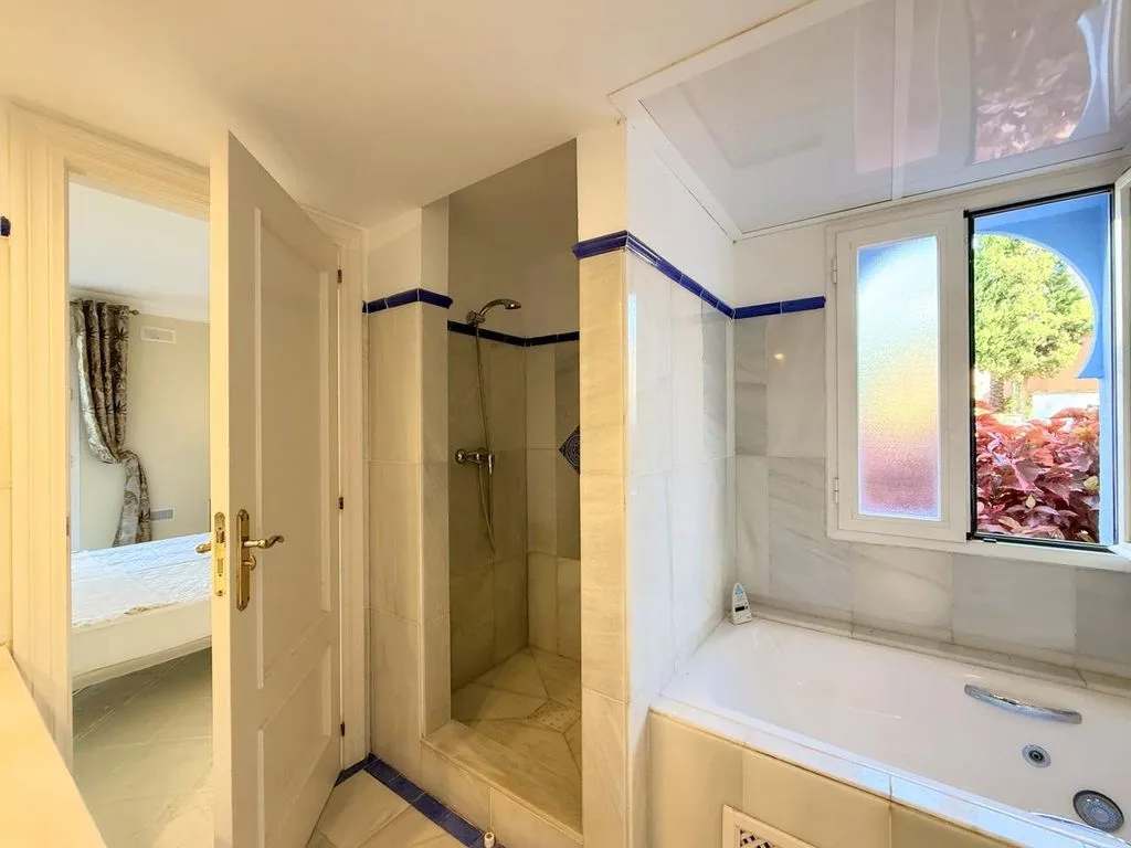 Vannitoad - Beachfront Flat with Private Garden in Casares