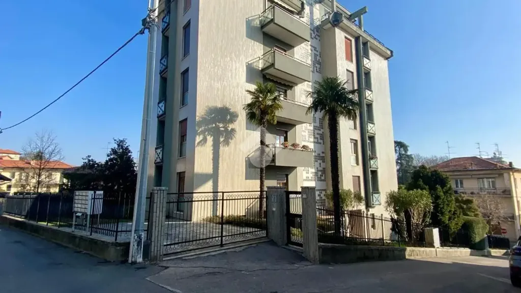 Välivaade - Trilocale with Balcony in Central Cantù