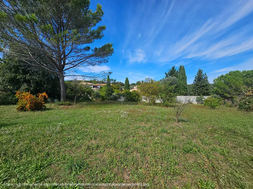 Aed - Buildable Plot with Garden in Lorgues