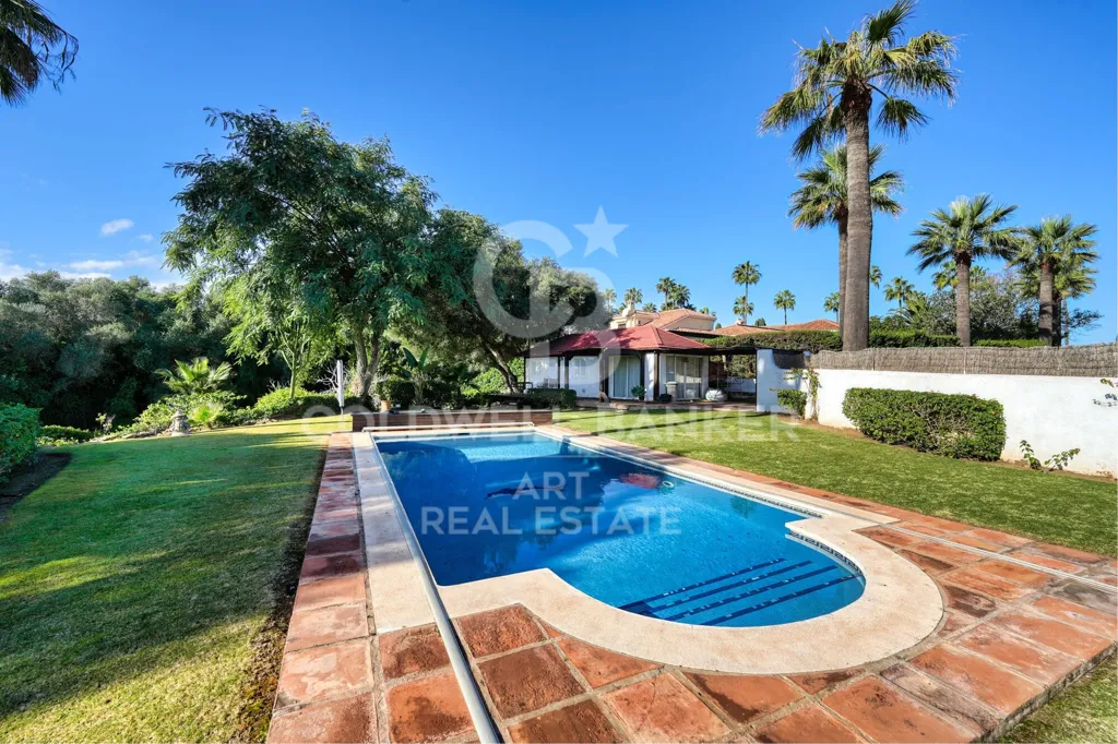 Piscine - Colonial-Style Villa with Terraces in Sotogrande