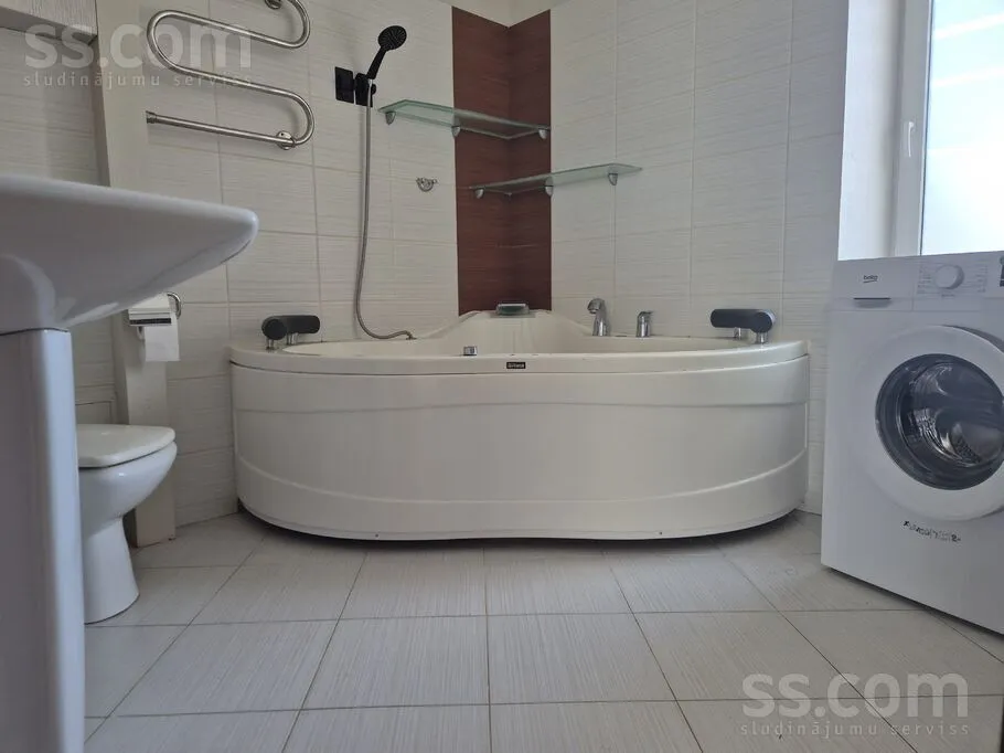 Vannitoad - 3-Bedroom Flat with Balcony in Jaunmārupe
