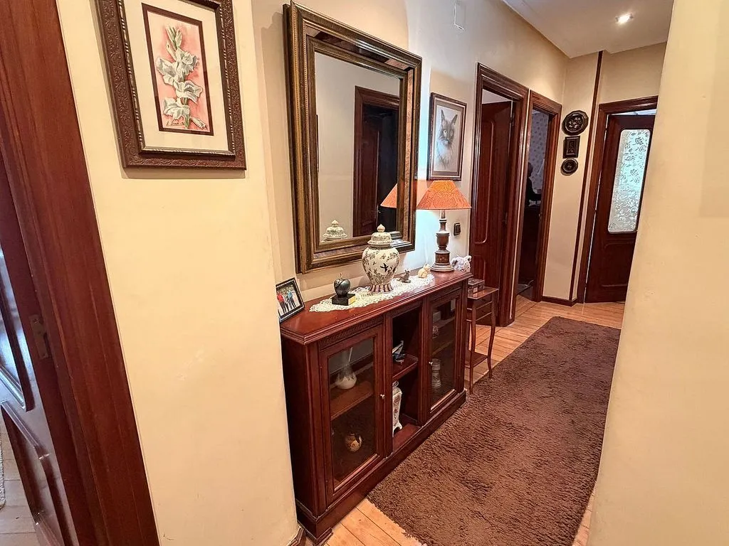 Ingresso - Spacious Apartment with Dual Entrances in Mieres