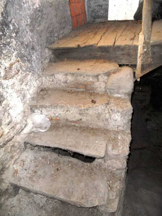 Pièces - Rustic Property with Balcony in Colico