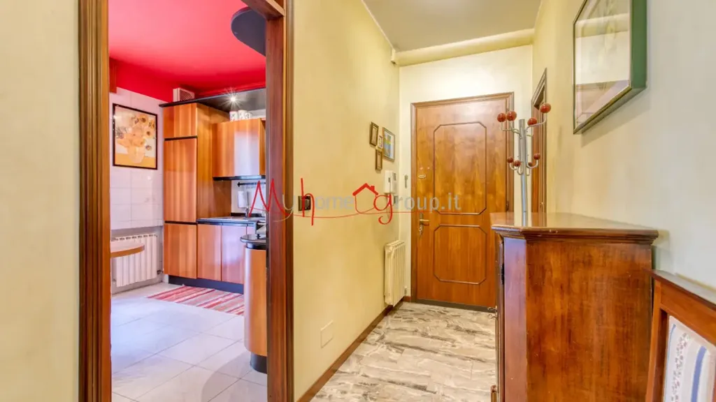 Hallway - Four-Bedroom Apartment with Balconies in Padova