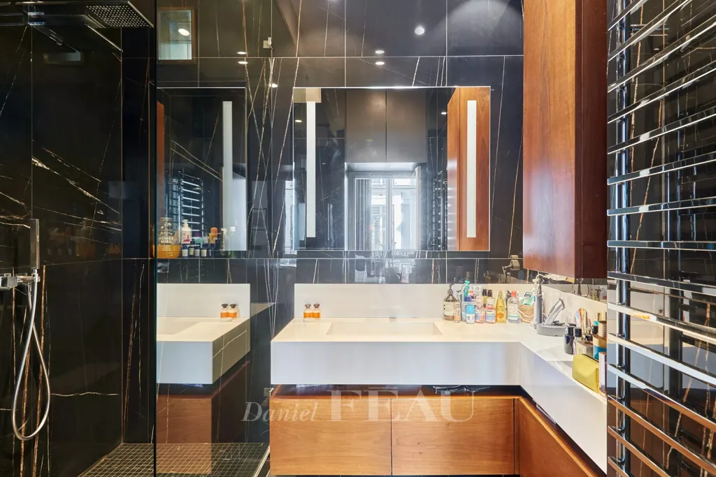 Vannitoad - Architect-Refurbished Apartment with Courtyard View in Paris VIIIe