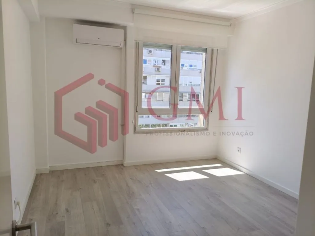 Pièces - Luxury Flat with Private Box in Loures