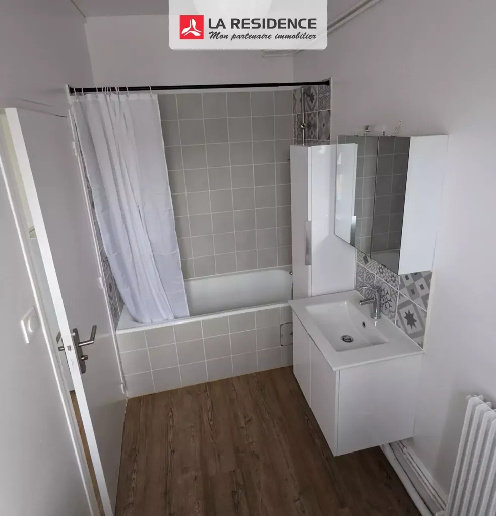 Badezimmer - Characterful 1940s Building with Private Gardens in Les Andelys
