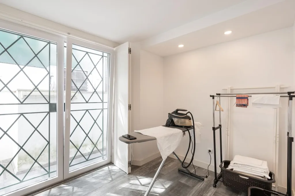 Buanderie - 7 Bedroom House with Pool in Restelo, Lisbon