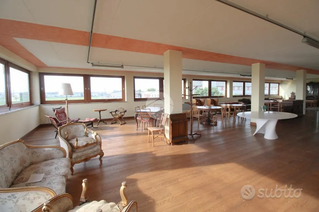 Dining Room - Warehouse with Two Levels in Fontanella