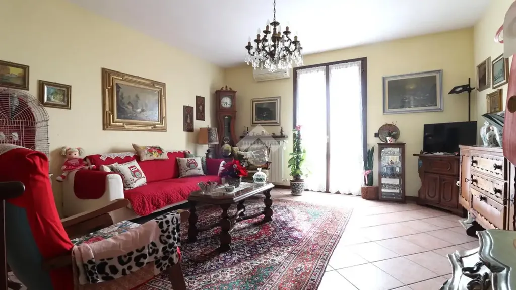 Séjour - Apartment with Balcony in Porto Mantovano