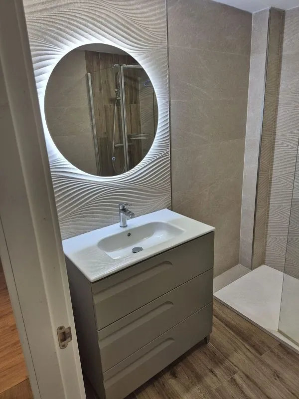 Bagni - 2-Bedroom Flat with Balcony in Orriols