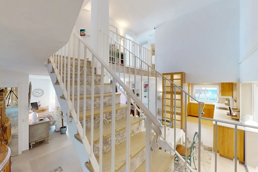 Pièces - Beachfront Duplex with Private Pool in Estepona