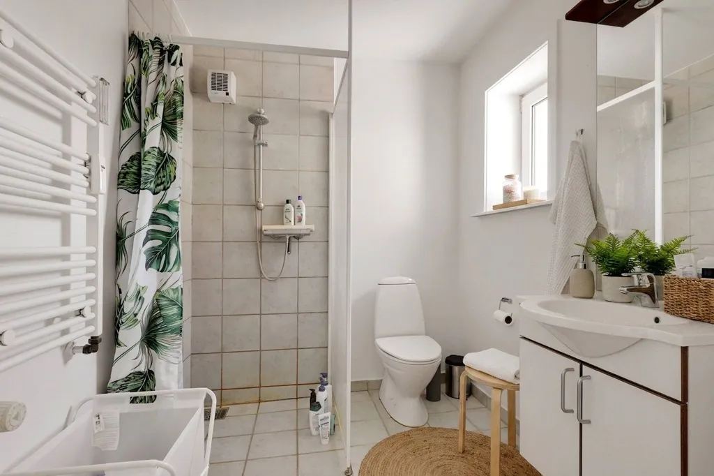 Bagni - Classic 2-Bedroom Apartment with Bay Window in Denmark