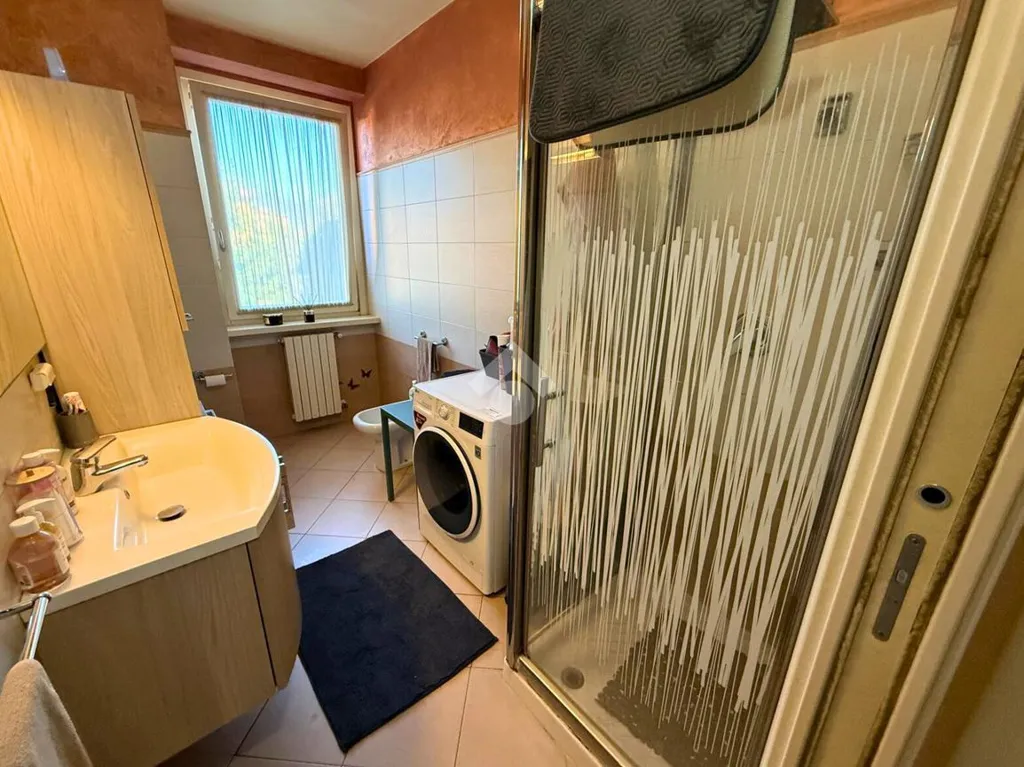 Salles de bain - Modern Apartment with Balcony in Capriolo