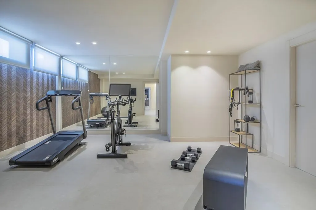 Toad - Beachfront Villa with Pool in Estepona