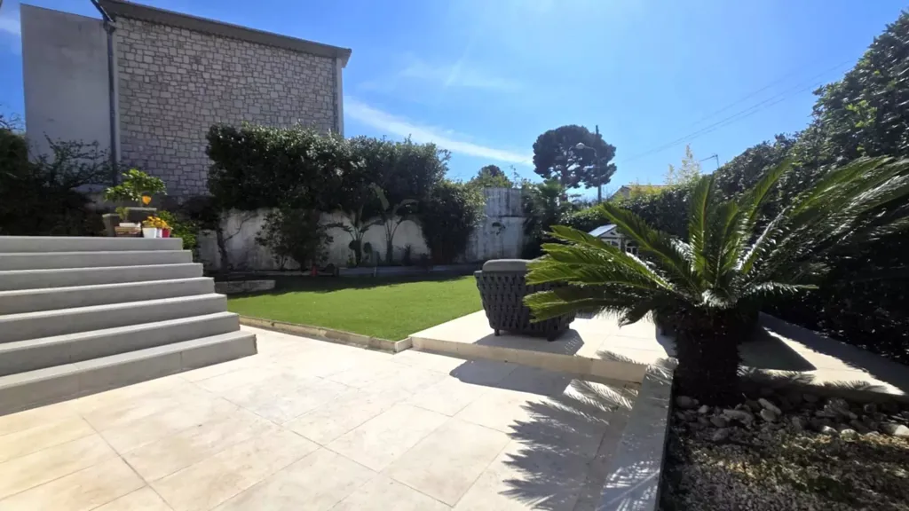 Aed - 1930s Villa with Garden in Nice