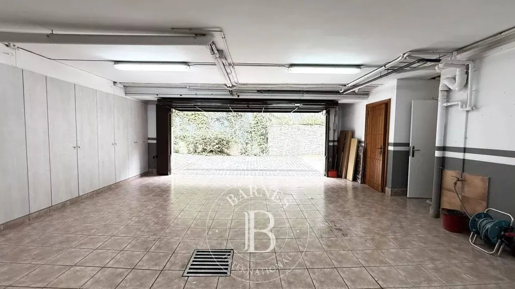 Garaaž - Luxury Villa with Pool in El Masnou