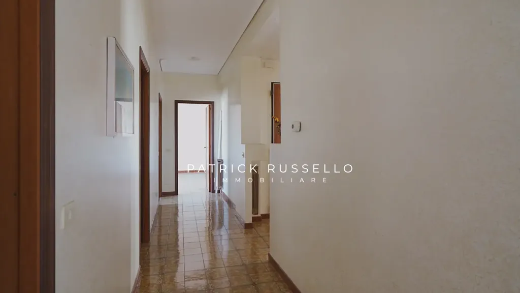 Esik - Spacious Apartment with Triple Exposure in Caposoprano, Gela