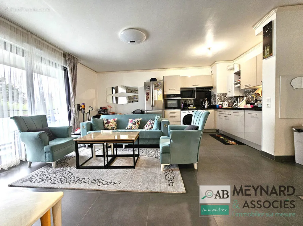 Living Room - Bright 3-Bed Flat with Balcony in Torcy