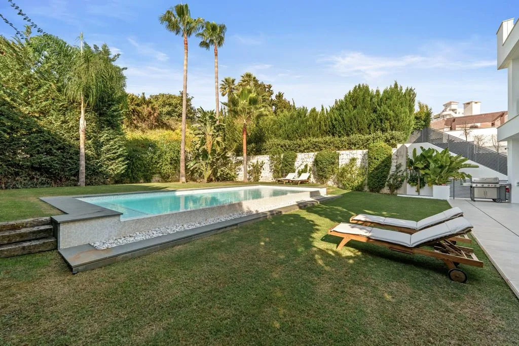Piscine - Contemporary Villa with Pool in Nueva Andalucía