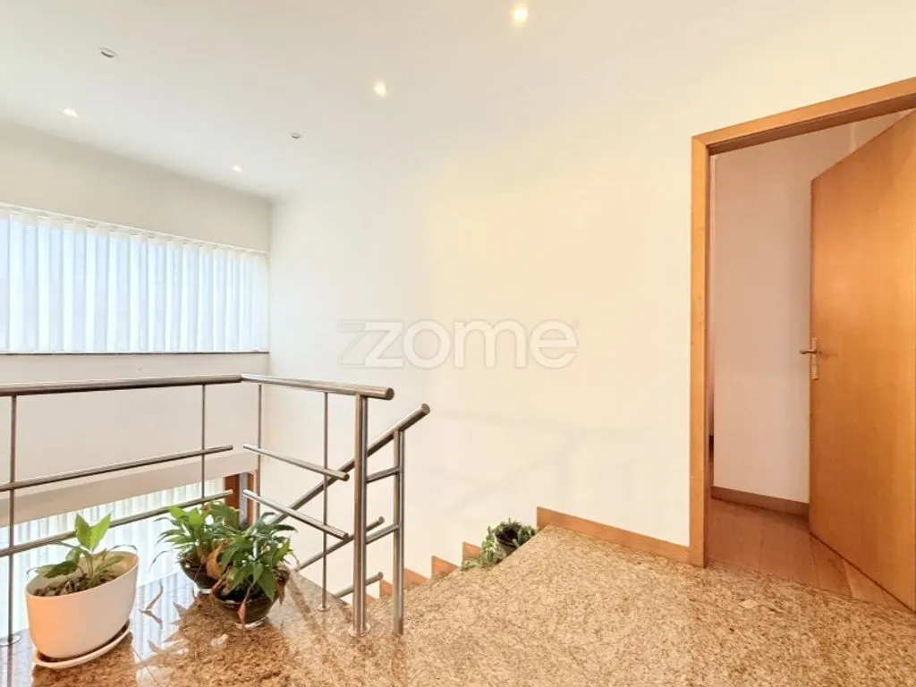 Toad - Luxury House with Garage in Brito, Guimarães