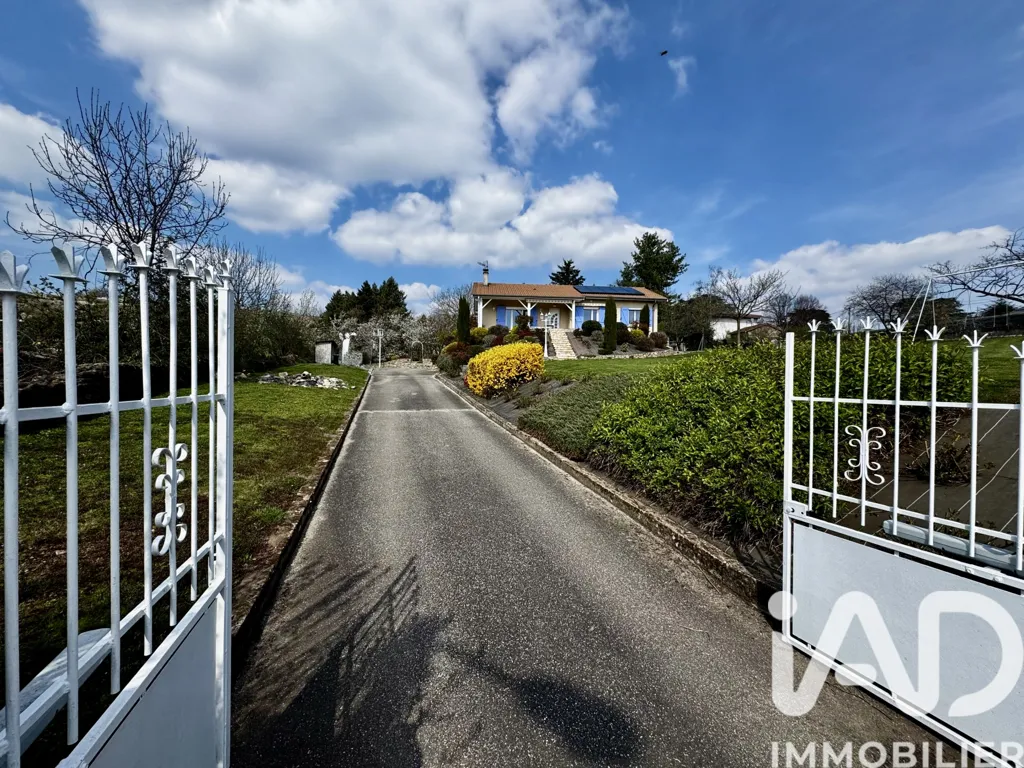 Esterno - Traditional House with Garden View in Saint-Chamond