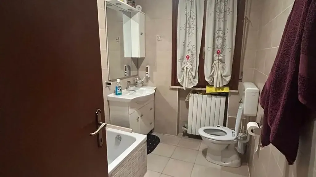 Bagni - 5-Room Apartment with Balcony in Suzzara