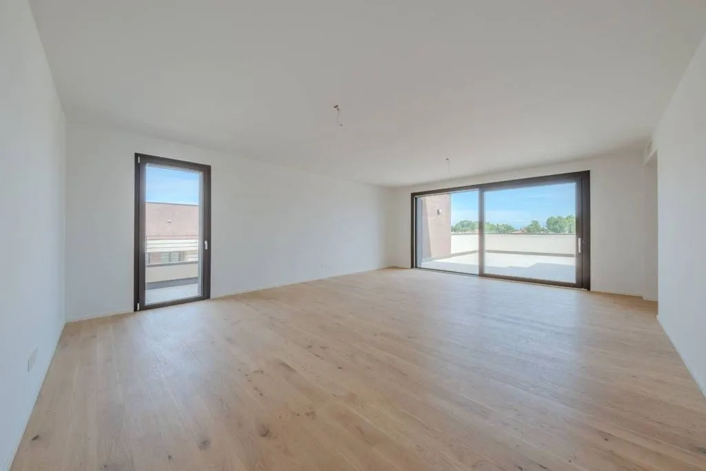 Pièces - Luxury Penthouse with Terraces in Spinea