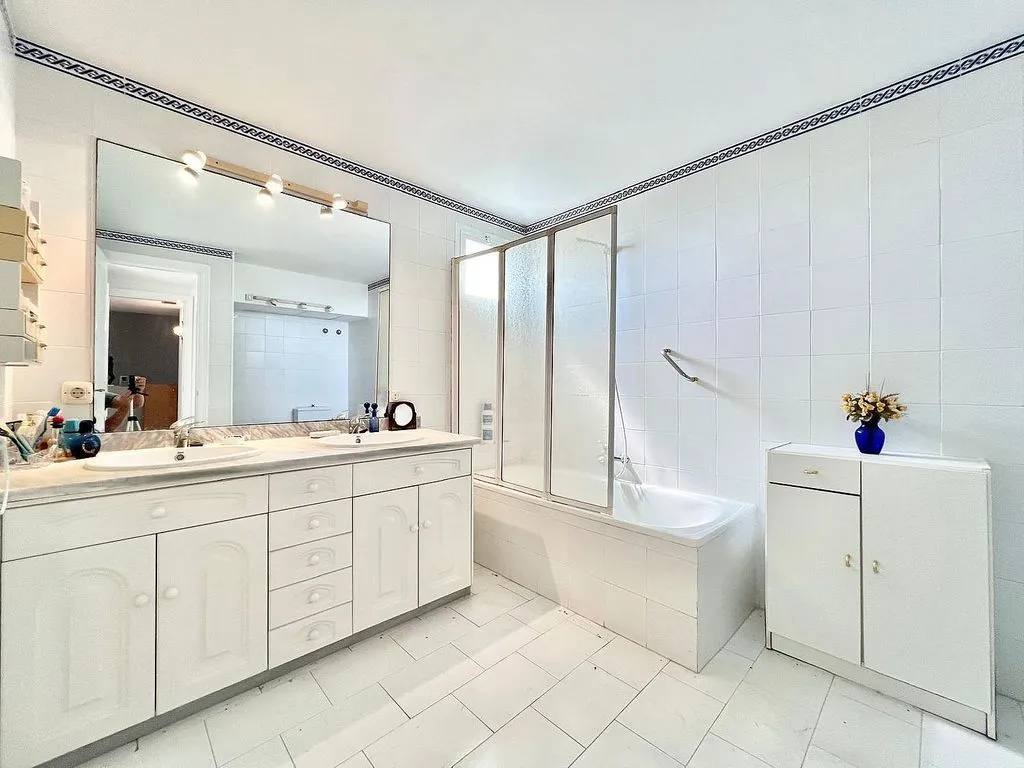 Salles de bain - Semi-detached House with Pool on National Road