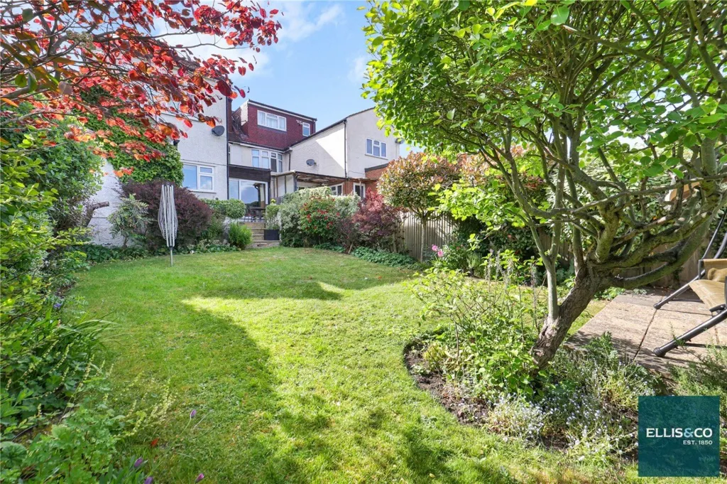 Garden - 6-bedroom house in Barnet
