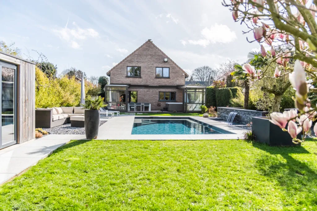 Piscina - Spacious House with Pool in Suburban Area