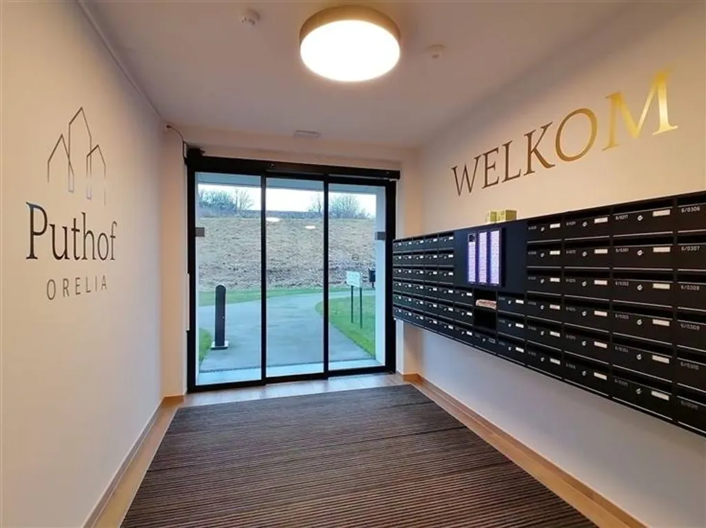 Esik - Service Flat with Terrace in Borgloon