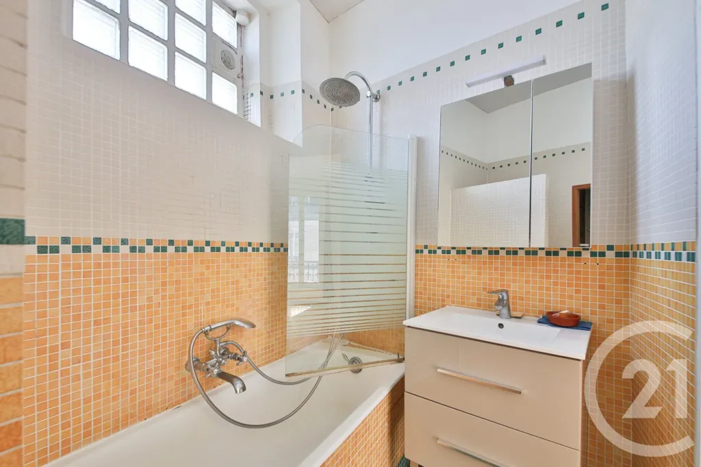 Bagni - 2-Bedroom Parisian Flat with Courtyard View