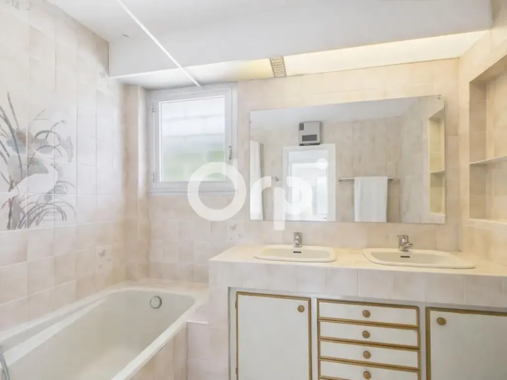 Salles de bain - Villa avec Piscine dans un Domaine Prestigieux à Valbonne
