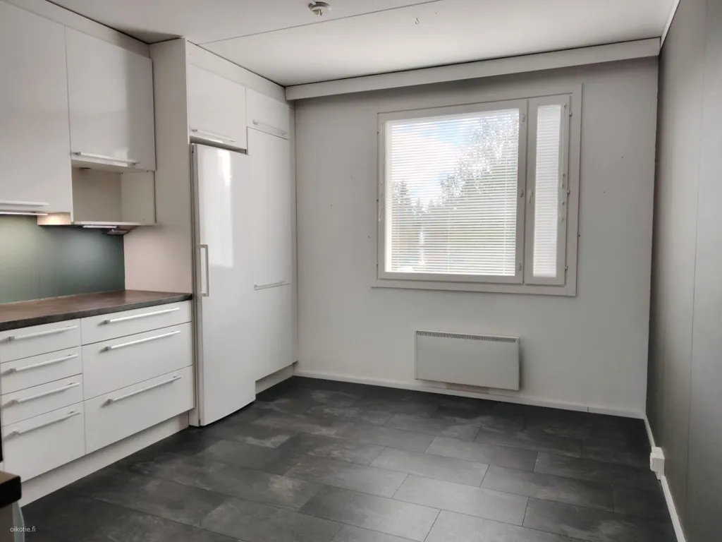 Cuisine - 3-Bedroom Apartment with Balcony in Central Location