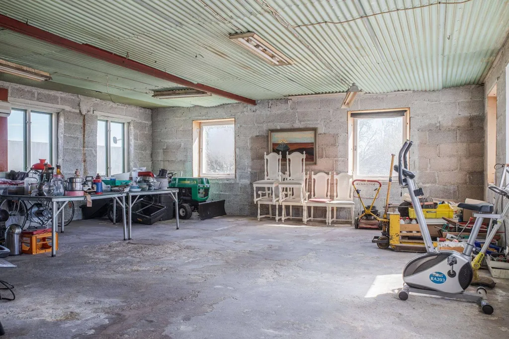 Garage - Villa with Workshop Space in Åstorp-Hyllinge