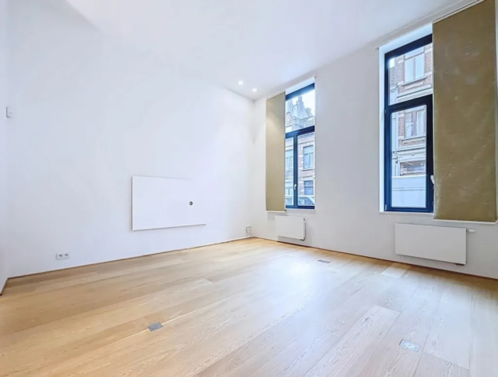 Pièces - Duplex avec Terrasse et Cour à Place du Châtelain