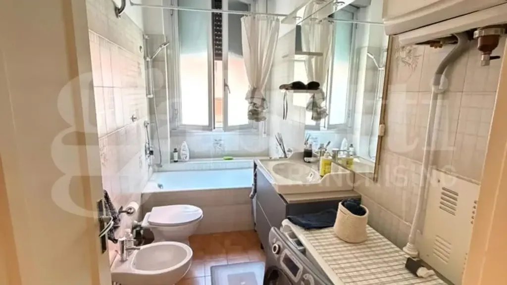 Bagni - Unfurnished Triplex with Balcony in Bologna