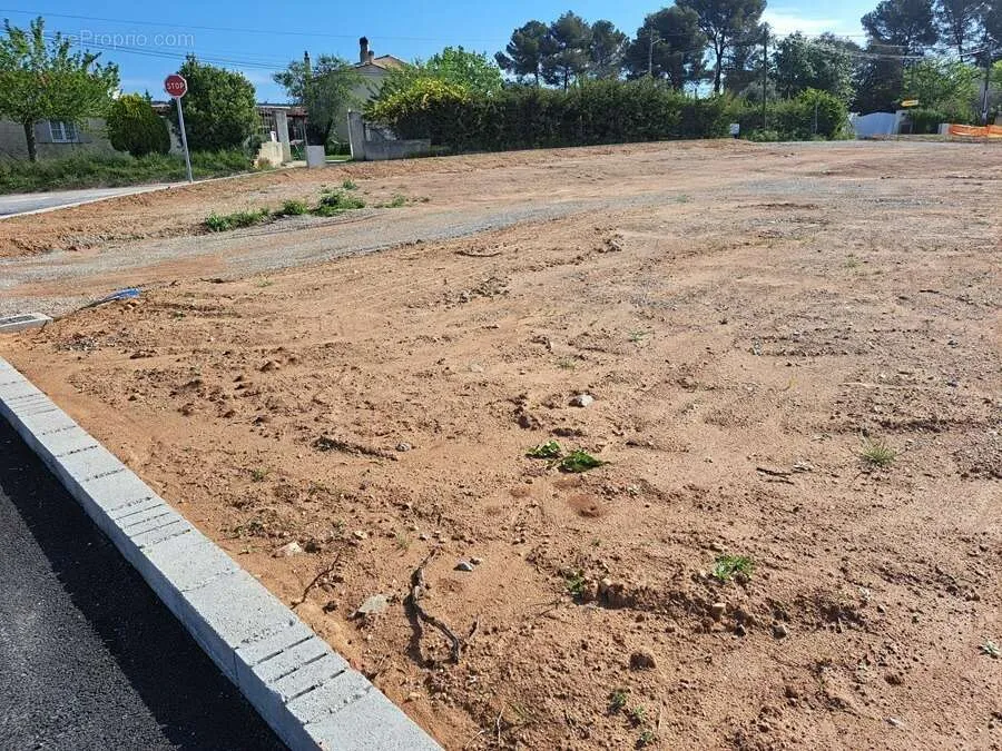 Aed - Viabilised Plot with Garden in Pourrières