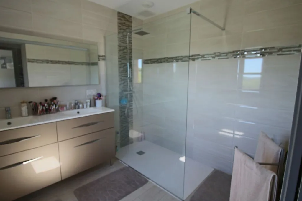 Salles de bain - Maison Contemporaine avec Terrasse à Cahors
