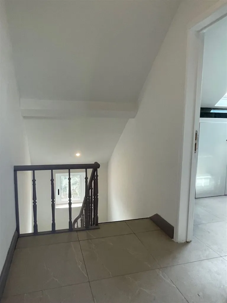 Pièces - Appartement Neuf 3 Chambres avec Bureau à Proximité des Commodités