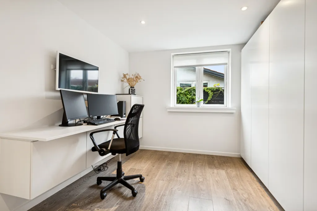 Bureau - Renovated Villa with Garden in Odense S
