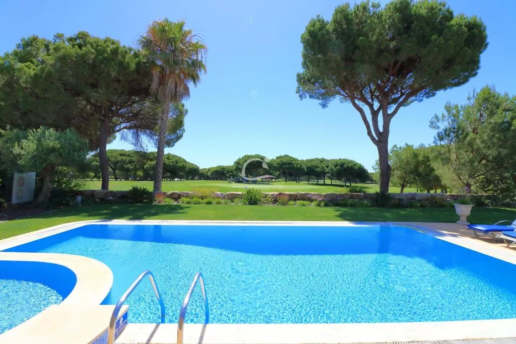 Piscine - Luxury Villa with Golf Course Views in Vilamoura