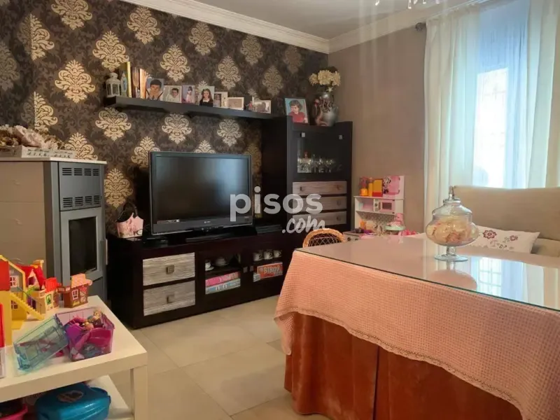 Elutuba - 3 magamistoaga maja asukohas ES