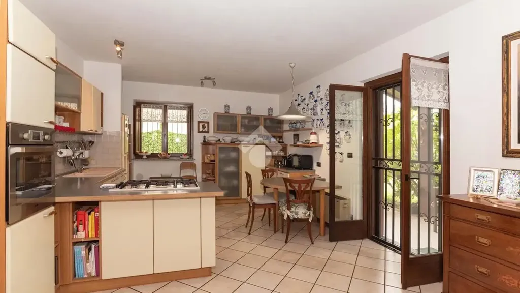 Köök - Villa with Pool and Garden in Barbania