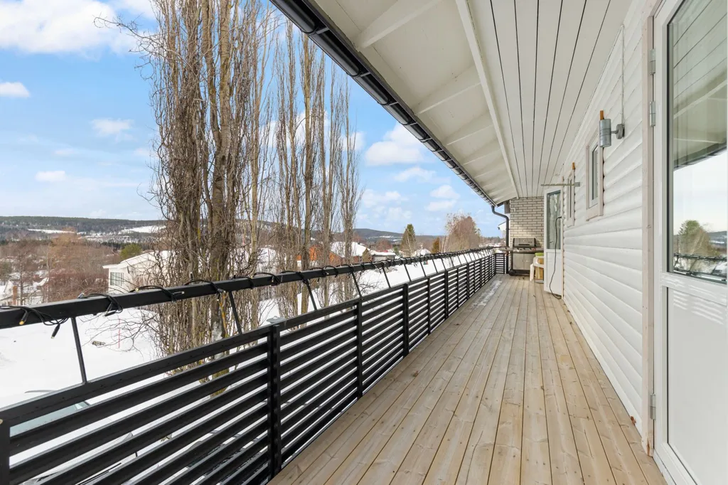 Balcon - Suterräng House with Renovated Kitchen in Örnsköldsvik